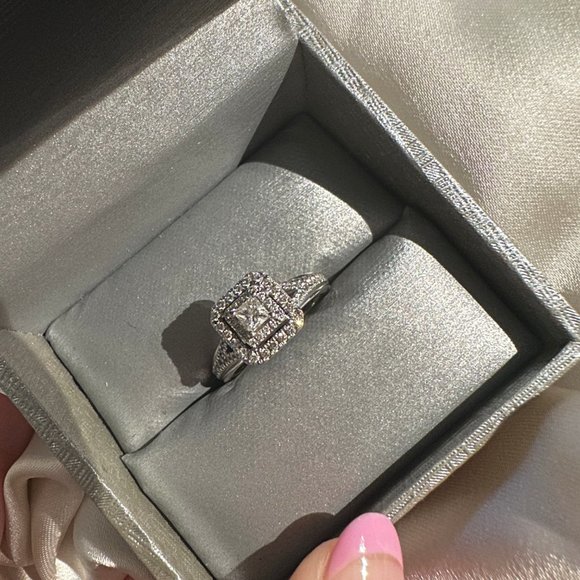Vera Wang Engagement Ring ORG. $2,559 - Picture 3 of 4